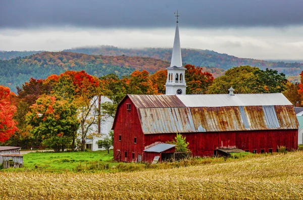 Woodstock, Vermont - 8 Ekim 2018 - kırmızı ahır ve kilise içinde belgili tanımlık geçmiş sonbahar renkleri ile hasat cornfiield yanındaki.