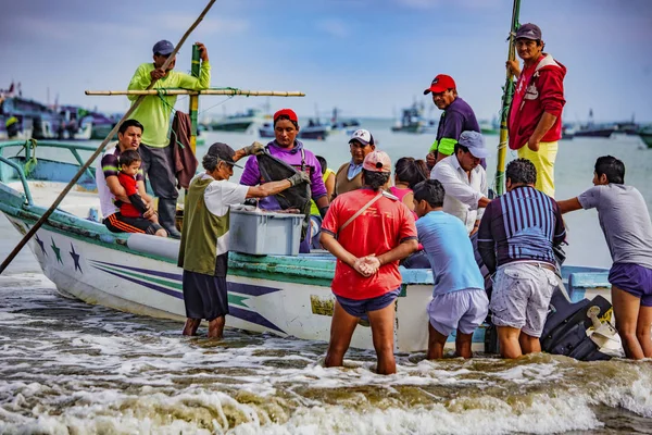 Puerto López, Ecuador - 12 de septiembre de 2018 - Los hombres se reúnen y hablan de los días de captura . — Foto de Stock