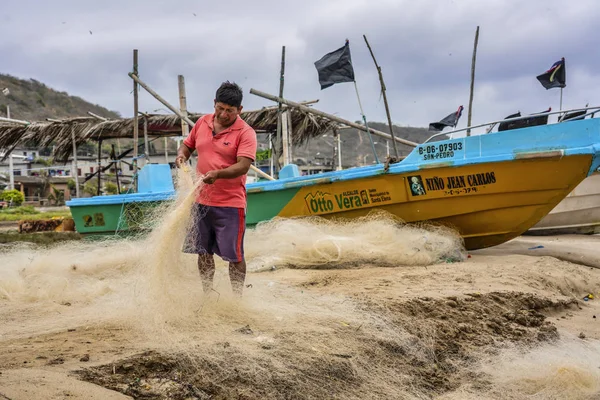 San Pedro, Ecuador - 14 de septiembre de 2018 - redes de pesca reparadas por pescadores . — Foto de Stock