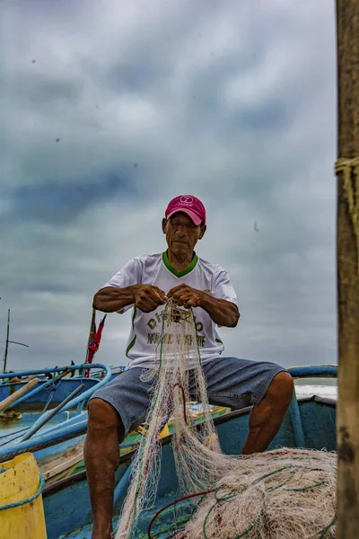 San Pedro, Équateur - 14 septembre 2018 - les filets de pêche réparés par les pêcheurs . — Photo