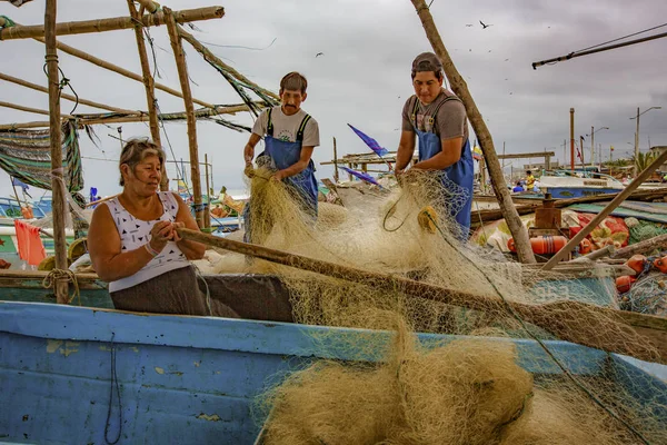 San Pedro, Ecuador - 14 de septiembre de 2018 - redes de pesca reparadas por pescadores . — Foto de Stock