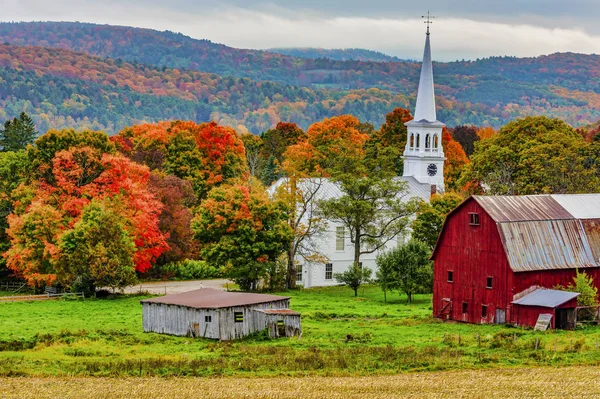 우드스탁, 버몬트-2018 년 10 월 8 일-붉은 헛간과 백그라운드에서가 색상으로 수확된 cornfiield 옆 교회. — 스톡 사진