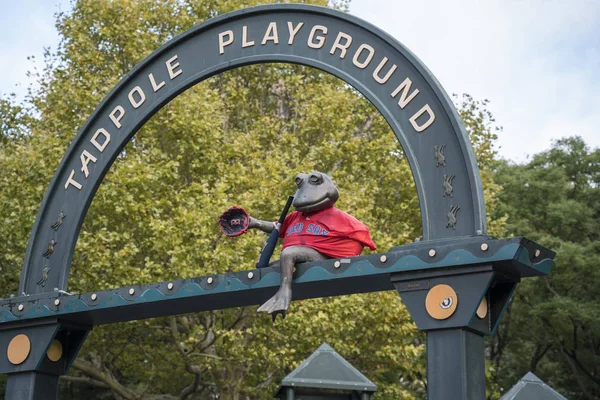 Boston, Massachusetts - 25 de outubro de 2018 - O sapo de bronze tem vista para o Tadpole Playground . — Fotografia de Stock