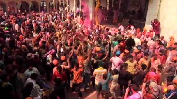 Barsana, Indie-20180223-Holi Festival - ludzie rzucają farby w tłumie — Wideo stockowe