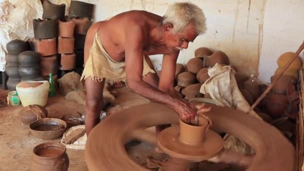 Madurai, India-20180310-Man utiliza rueda de alfarero manual - Construye arcilla mientras rueda giratoria — Vídeo de stock