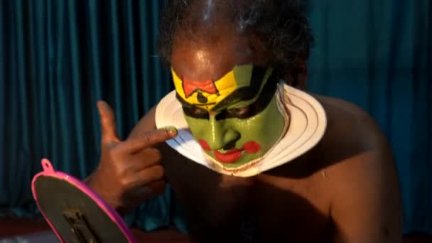 Munnar, Ινδία 11 Μαρτίου 2018 - Prep παραδοσιακό θέατρο-ηθοποιός ολοκληρώνεται εφαρμόζοντας χρώμα προσώπου- — Αρχείο Βίντεο