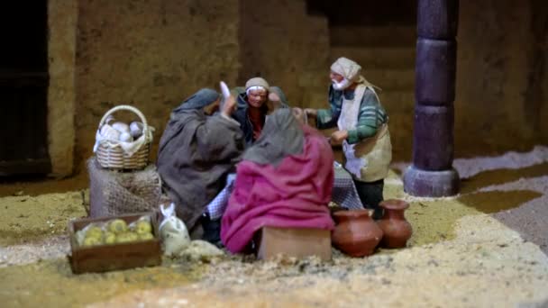 Legnagyobb animációs Betlehem Dél-Amerikában. Férfi összejön az asztal körül. — Stock videók
