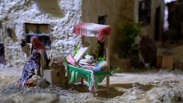 Legnagyobb animációs Betlehem Dél-Amerikában. Nő sews ruhák. — Stock videók