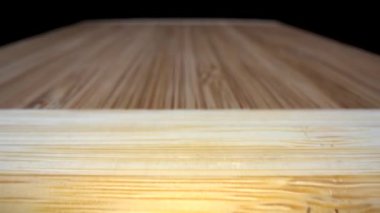 Bambu kesme tahtası aşırı closeup dolly arkadan iki ucu ile ön