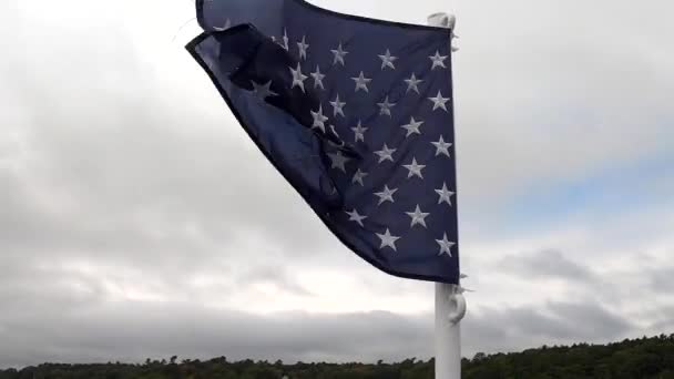 Drapeau nautique flottant dans la brise — Video