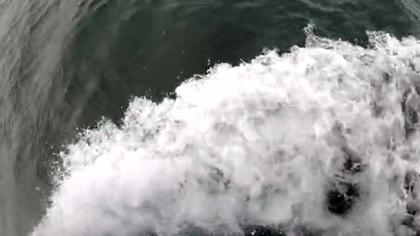 Primer plano del agua empujada desde la proa del barco — Vídeos de Stock