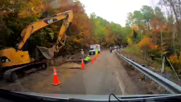 Расписание 10X - езда под деревьями вслед за мотоциклами, прошедшими реконструкцию осенью в Вермонте — стоковое видео