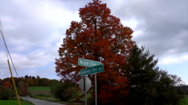 Upływ czasu - Fly chmury podczas kolory jesieni Vermont, na przecięciu klon Hill i Academy Hill — Wideo stockowe