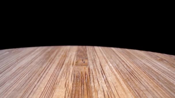 Placa de corte de bambu extrema closeup dolly de trás para frente com furo na placa — Vídeo de Stock