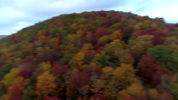 Drone aéreo 360 graus girar sobre o lago e encosta em queda em Vermont — Vídeo de Stock