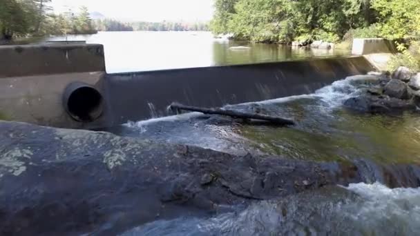 Letecká Drone - Fly přes malé umělé jezero přelivu podzim v Chittenden, Vermont — Stock video