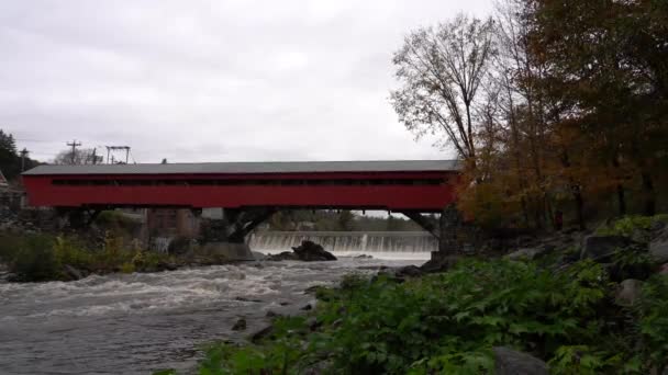 Fluss fließt über Stromerzeugungsdamm und unter überdachter Brücke in Vermont — Stockvideo