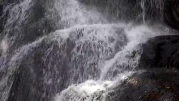 Закрытие каскада воды на скалах в водопаде — стоковое видео