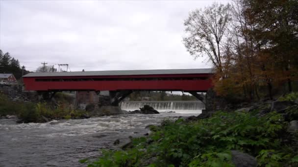 Slow Motion - rivier stroomt macht genereren van Dam Over en onder de overdekte brug In Vermont — Stockvideo