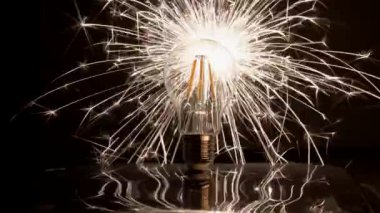 Maytap Led ampul kadar hızlı yol açtı ve yansıma ile arkasında.