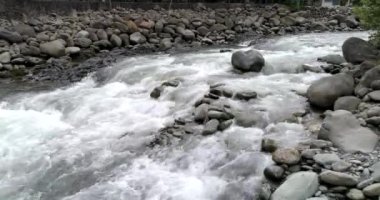 Banos, Ekvator - 24 Eylül 2018-uçak yavaş hareket beyaz su düşük irtifada Nehri'nin üzerinde.