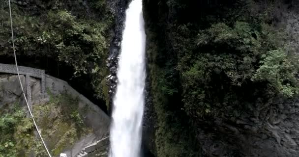 Banos, Équateur - Le 24 septembre 2018 - Un drone pivote pour suivre l'eau du chaudron de Pailon del Diablo Devils . — Video