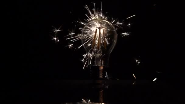 Sparkler dietro la lampadina a LED - Slow Motion . — Video Stock