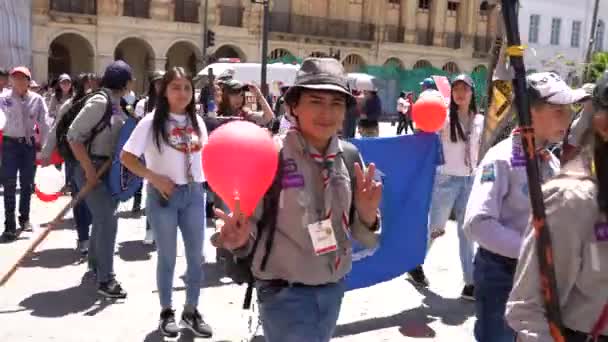 Cuenca, Εκουαδόρ - 1 Δεκεμβρίου 2018 - Scout παρέλαση με ψαλμωδία - με ήχο. — Αρχείο Βίντεο