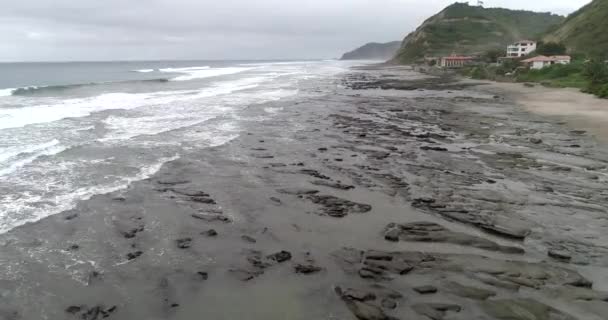 La Entrada, Ecuador - 14 September 2018 - Drone antenn - flyg över stenar med Rising Tide. — Stockvideo