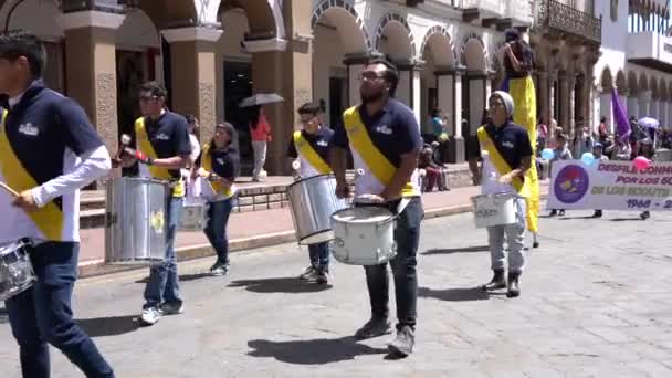 Cuenca, Ecuador - 1 de diciembre de 2018 - Desfile celebra 50 años de Scouts en Cuenca - con sonido . — Vídeo de stock