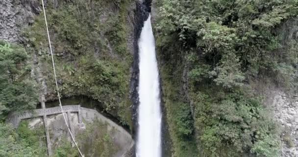 Banos, Ecuador - Drone 24 September 2018 - Pivot toppen till botten av Pailon del Diablo Devils Cauldron. — Stockvideo