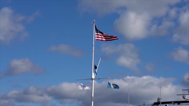 Slow Motion-Amerikaanse vlag vliegt in Breeze boven drie maritieme vlaggen. — Stockvideo
