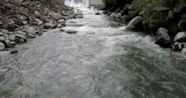 Banos, Ekvador - 24 Eylül 2018 - dron Hovers bitti nehir Göleti doğru bakarken düşük irtifada.