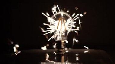 Maytap Led ampul yavaş hareket odak dışarı kıvılcım ile arkasında.