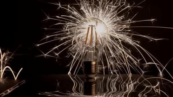 Sparkler derrière ampoule LED avec une large propagation . — Video