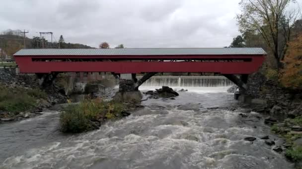 Drohne aus der Luft - Fluss rauscht unter waitsfield bedeckte Brücke in Vermont, als wir auf sie zufliegen. — Stockvideo