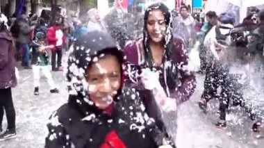 Cuenca, ak - 20170223 - köpük partisi kız spreyler ve püskürtme.