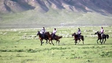 Issyk Kul, Kırgızistan - 20170529 - Buzkashi oyuncular Bayan hedef keçi karkas ile vurdu.