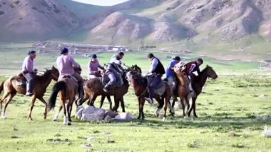 Issyk Kul, Kırgızistan - 20170529 - Buzkashi oyuncular çatışma hedefi keçi karkas ile gelen.