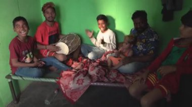 Kaputhli, Hindistan - 20180227 - küçük bir oda ev - aile yapar müzik w ses.