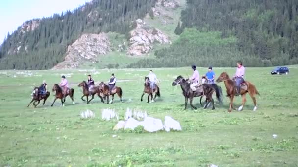 Issyk Kul, Kirgizistan - 20170529 - Buzkashi spelare försöker springa ifrån andra med geten stommen. — Stockvideo