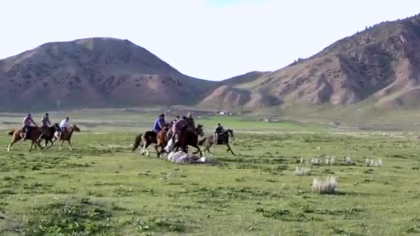 Issyk Kul, Kirguistán - 20170529 - Buzkashi jugadores escaramuza con la canal de cabra . — Vídeos de Stock