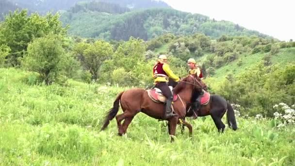 Almaty, Kazakhstan - 20170531 - Two men arm wrestle on horseback then winner rears up. — Stock Video