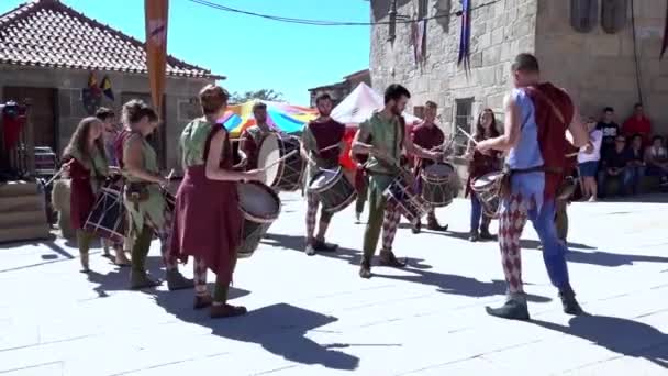 Penedono, Πορτογαλία - 20170701 - Μεσαιωνικό Φεστιβάλ - τύμπανο Corp w - ήχος. — Αρχείο Βίντεο