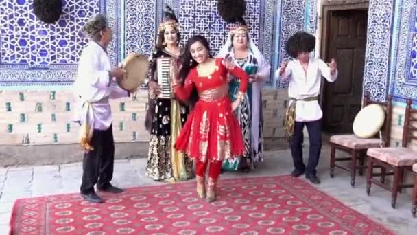 Khiva, Uzbekistán - 20170524 - Uzbek Family Entertainers Finish Dance Routine . — Vídeo de stock