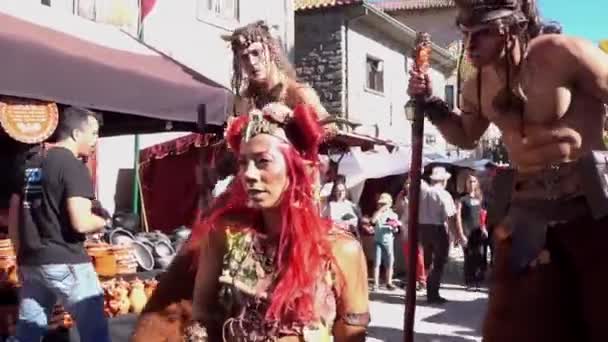 Penedono, Portugalsko - 20170701 - historický jarmark - víla tančí s satyrů. — Stock video