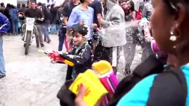 Cuenca, EG - 20170223 - schuim Party Boy Sprays Cameraman. — Stockvideo
