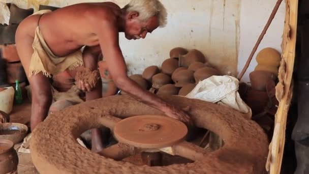 Madurai India 20180310 Man Uses Fully Manual Potter Wheel Starts — Stock Video