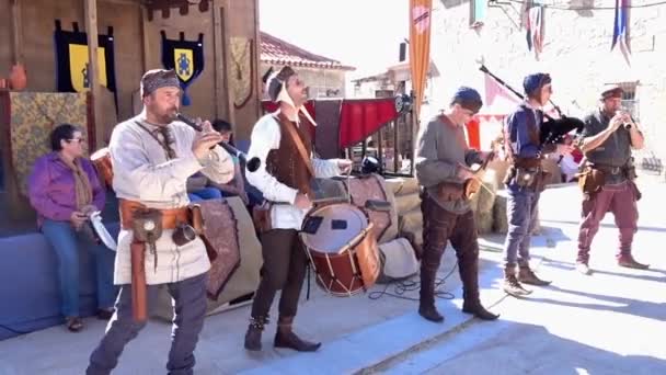 Penedono, Portugal - 20170701 - medeltida mässa - trumma och Pipe Corp börjar w - ljud. — Stockvideo