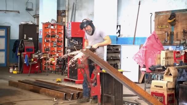 Havana, Cuba - 20171130 - Man Grinds Metal with Sparks Flying. — Stock Video